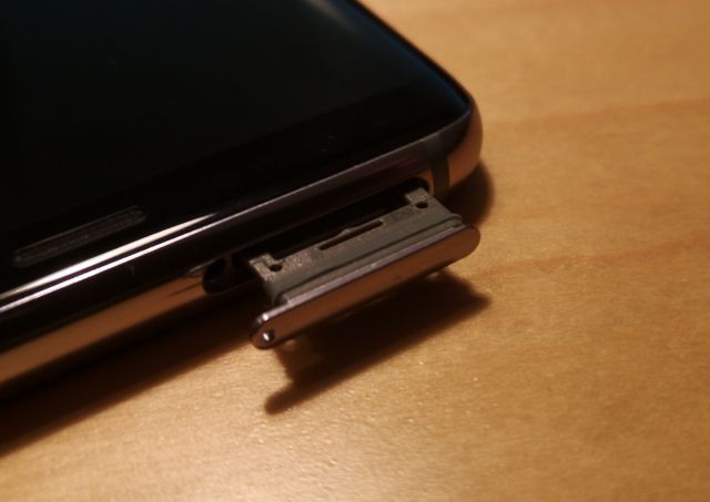 Слот для карт памяти MicroSD
