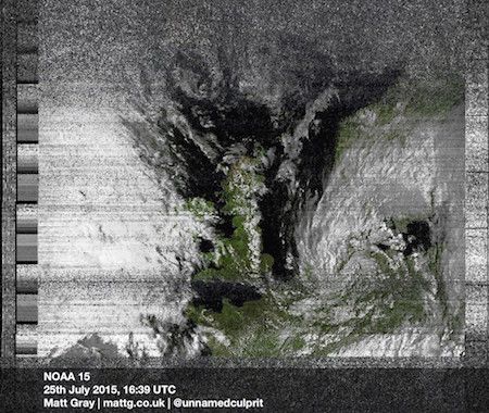 NOAA 15 в северном направлении 90E в 25 июля 2015 г. 16:39:04 по Гринвичу на 137,62 МГц, усиление MSA, нормальная проекция, канал A: 2 (ближний инфракрасный свет), канал B: 4 (инфракрасный инфракрасный свет)