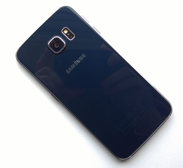 Samsung Galaxy S6 Edge - вид сзади