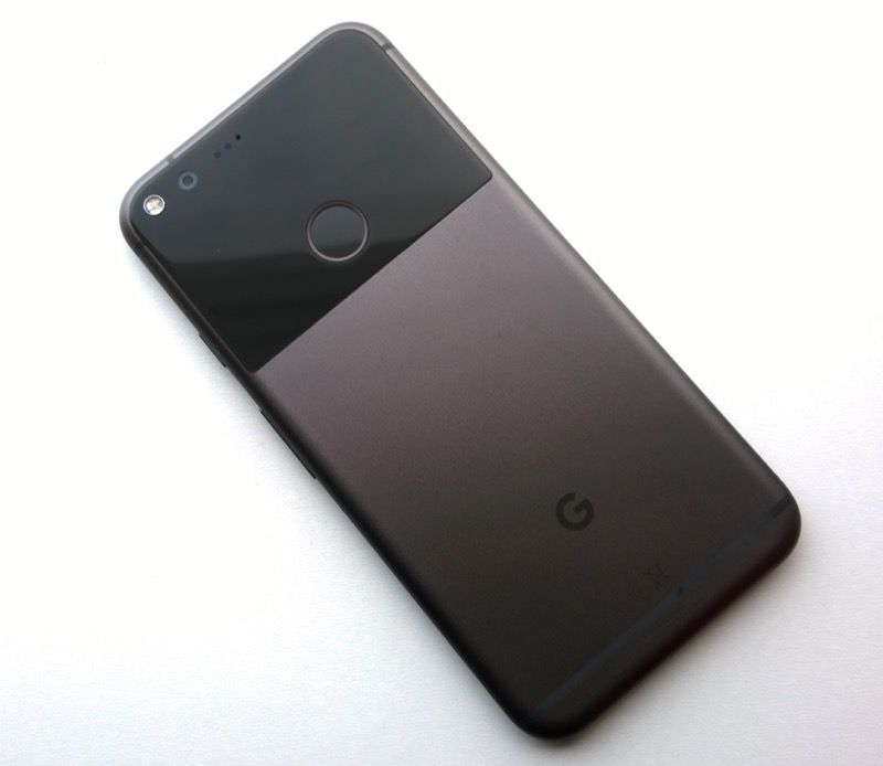 Google Pixel XL - вид сзади