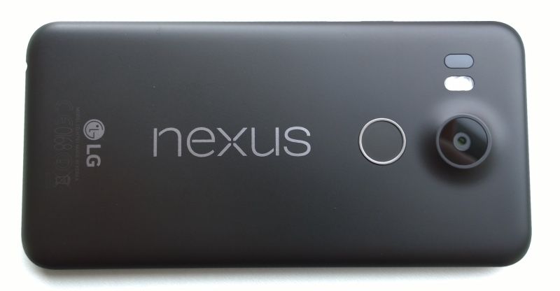 Nexus 5X - вид сзади, подсветка логотипа