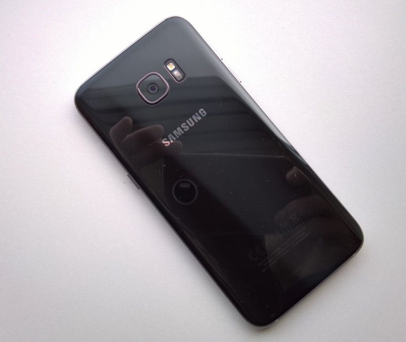 Samsung Galaxy S7 edge - вид сзади