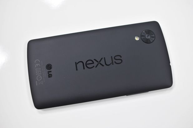 Задняя часть черного Nexus 5